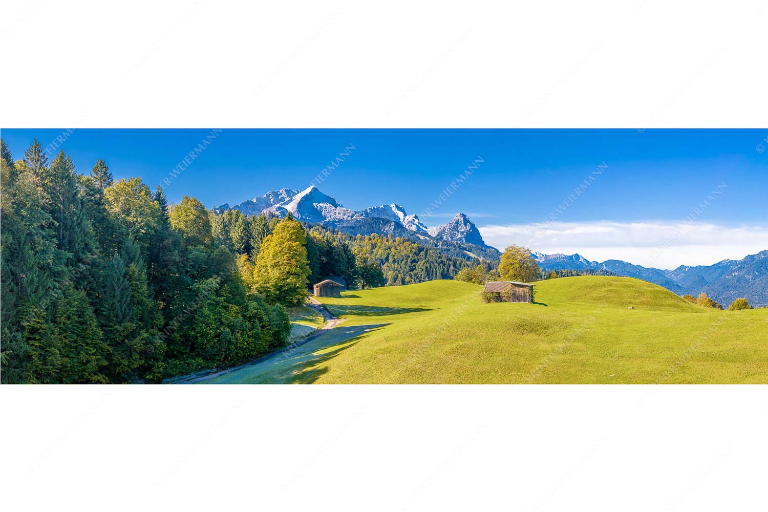 Herbstanfang – Seitenverhältnis 3:1 — Alpspitze Zugspitze Waxenstein Wiesen bei Wamberg mit Blick zum Zugspitzmassiv