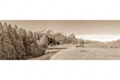 Wiesen bei Wamberg mit Blick zum Zugspitzmassiv - Herbstanfang - Seitenverhältnis 3:1 - Alpspitze Zugspitze Waxenstein - weitere Infos unter https://www.kriner-weiermann.de