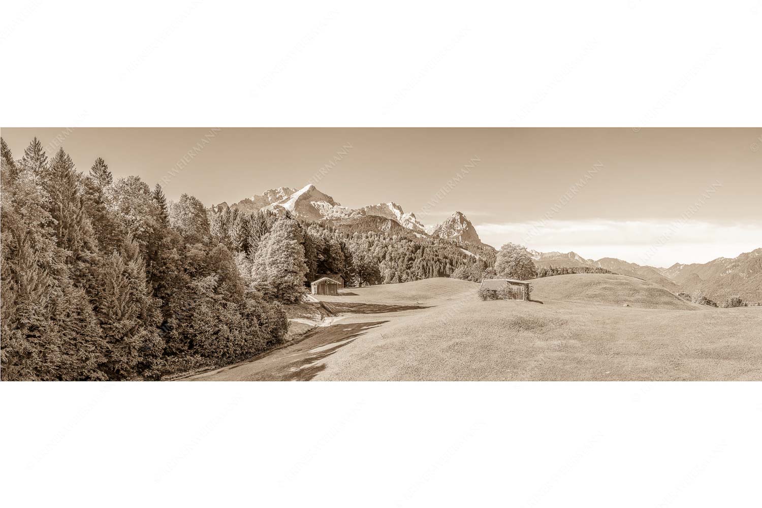 Herbstanfang – Seitenverhältnis 3:1 — Alpspitze Zugspitze Waxenstein Wiesen bei Wamberg mit Blick zum Zugspitzmassiv