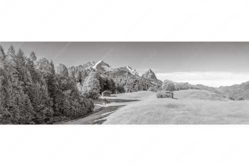 Wiesen bei Wamberg mit Blick zum Zugspitzmassiv - Herbstanfang - Seitenverhältnis 3:1 - Alpspitze Zugspitze Waxenstein - weitere Infos unter https://www.kriner-weiermann.de