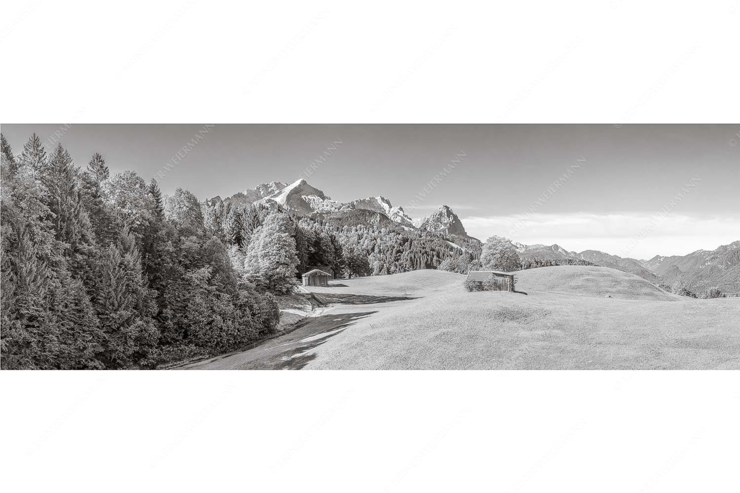 Wiesen bei Wamberg mit Blick zum Zugspitzmassiv - Herbstanfang - Seitenverhältnis 3:1 - Alpspitze Zugspitze Waxenstein - weitere Infos unter https://www.kriner-weiermann.de