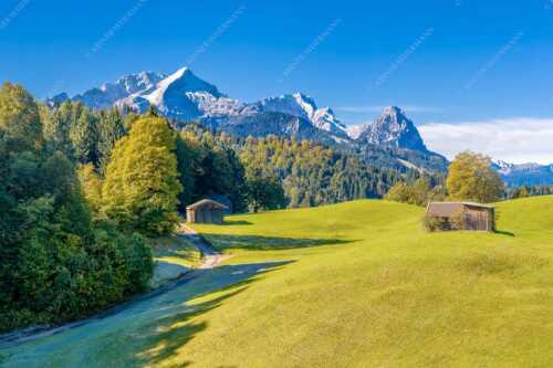 Wiesen bei Wamberg mit Blick zum Zugspitzmassiv - Herbstanfang - Seitenverhältnis 3:2 - Alpspitze Zugspitze Waxenstein - weitere Infos unter https://www.kriner-weiermann.de