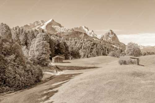Wiesen bei Wamberg mit Blick zum Zugspitzmassiv - Herbstanfang - Seitenverhältnis 3:2 - Alpspitze Zugspitze Waxenstein - weitere Infos unter https://www.kriner-weiermann.de