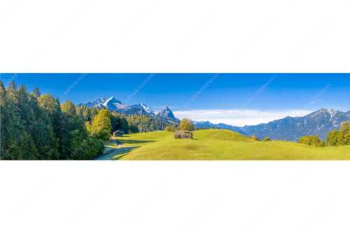 Wiesen bei Wamberg mit Blick zum Zugspitzmassiv - Herbstanfang - Seitenverhältnis 4:1 - Alpspitze Zugspitze Waxenstein - weitere Infos unter https://www.kriner-weiermann.de