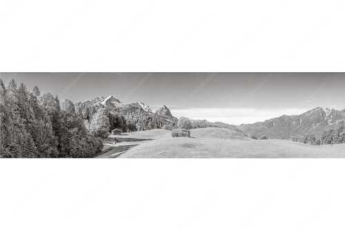 Wiesen bei Wamberg mit Blick zum Zugspitzmassiv - Herbstanfang - Seitenverhältnis 4:1 - Alpspitze Zugspitze Waxenstein - weitere Infos unter https://www.kriner-weiermann.de