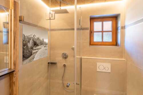 Wiesen bei Wamberg mit Blick zum Zugspitzmassiv - Herbstanfang - Glasbild - Größe ca. 120x80cm, Seitenverhältnis 3:2 - Alpspitze Zugspitze Waxenstein - weitere Infos unter https://www.kriner-weiermann.de