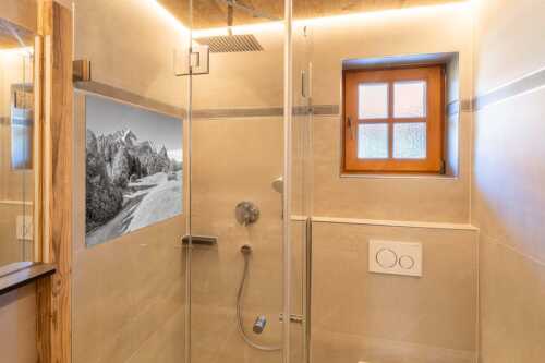 Wiesen bei Wamberg mit Blick zum Zugspitzmassiv - Herbstanfang - Glasbild - Größe ca. 120x80cm, Seitenverhältnis 3:2 - Alpspitze Zugspitze Waxenstein - weitere Infos unter https://www.kriner-weiermann.de