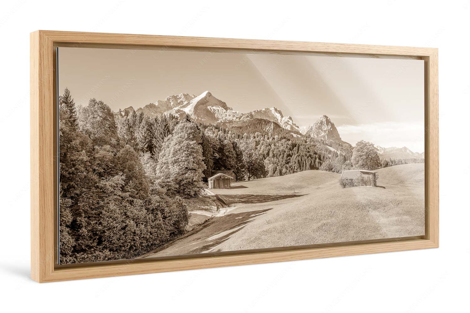 Herbstanfang – Foto im Schattenfugen-Rahmen, Seitenverhältnis 2:1 — Alpspitze Zugspitze Waxenstein Wiesen bei Wamberg mit Blick zum Zugspitzmassiv - Herbstanfang - Foto im Schattenfugen-Rahmen, Seitenverhältnis 2:1 - Alpspitze Zugspitze Waxenstein - weitere Infos unter https://www.kriner-weiermann.de