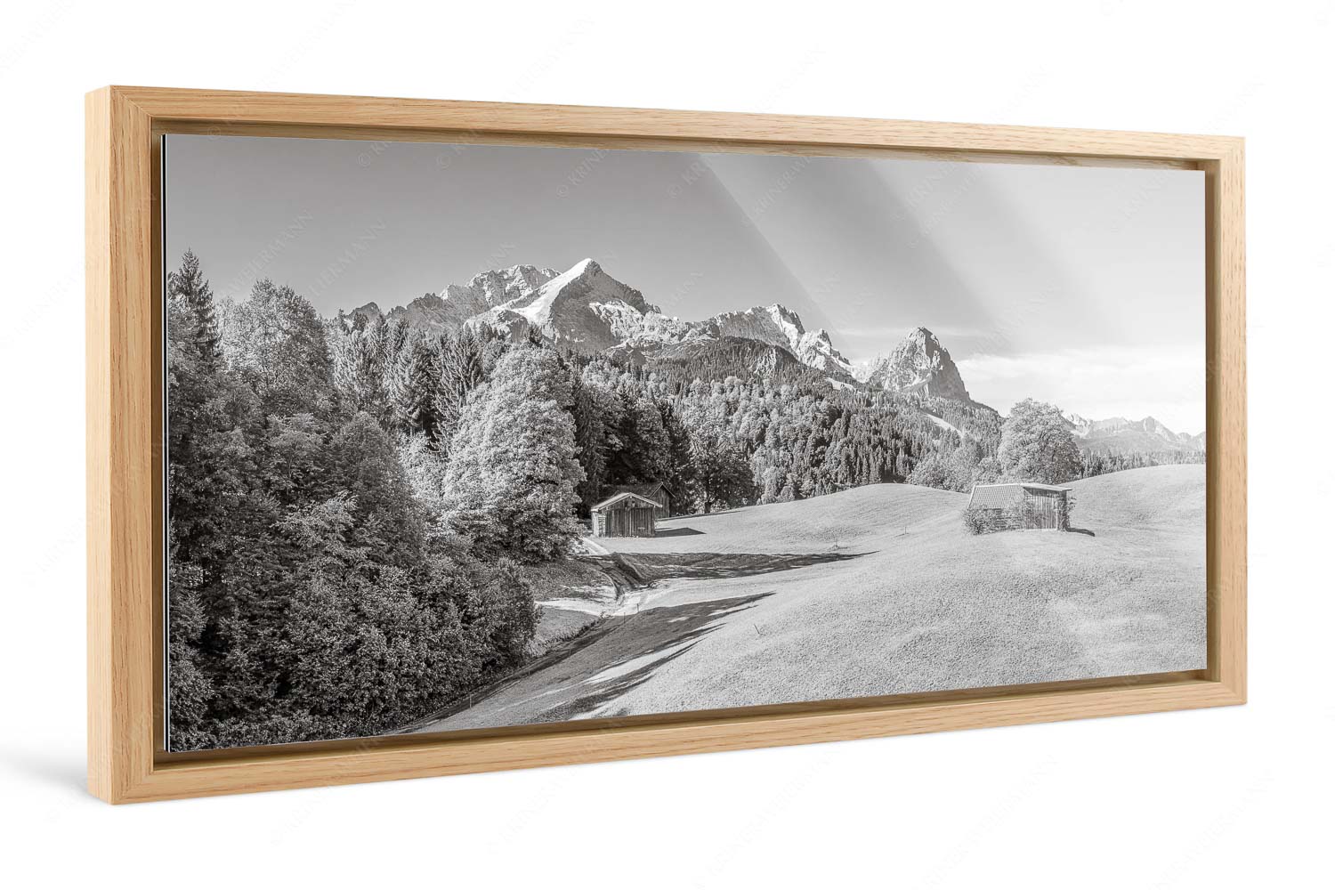 Herbstanfang – Foto im Schattenfugen-Rahmen, Seitenverhältnis 2:1 — Alpspitze Zugspitze Waxenstein Wiesen bei Wamberg mit Blick zum Zugspitzmassiv - Herbstanfang - Foto im Schattenfugen-Rahmen, Seitenverhältnis 2:1 - Alpspitze Zugspitze Waxenstein - weitere Infos unter https://www.kriner-weiermann.de