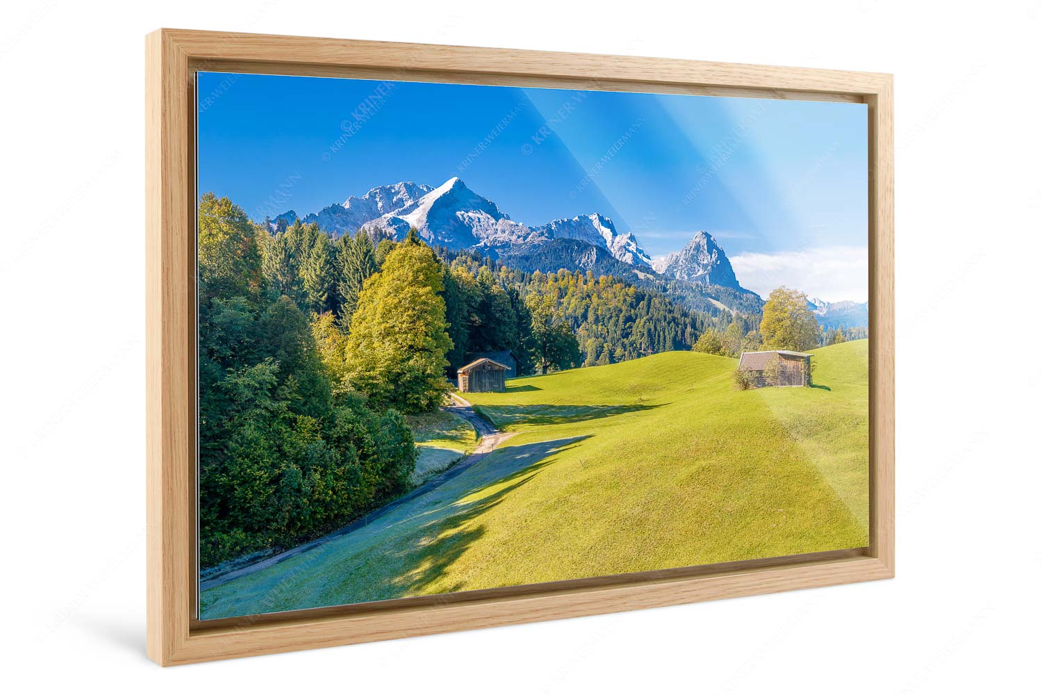 Herbstanfang – Foto im Schattenfugen-Rahmen, Seitenverhältnis 3:2 — Alpspitze Zugspitze Waxenstein Wiesen bei Wamberg mit Blick zum Zugspitzmassiv - Herbstanfang - Foto im Schattenfugen-Rahmen, Seitenverhältnis 3:2 - Alpspitze Zugspitze Waxenstein - weitere Infos unter https://www.kriner-weiermann.de