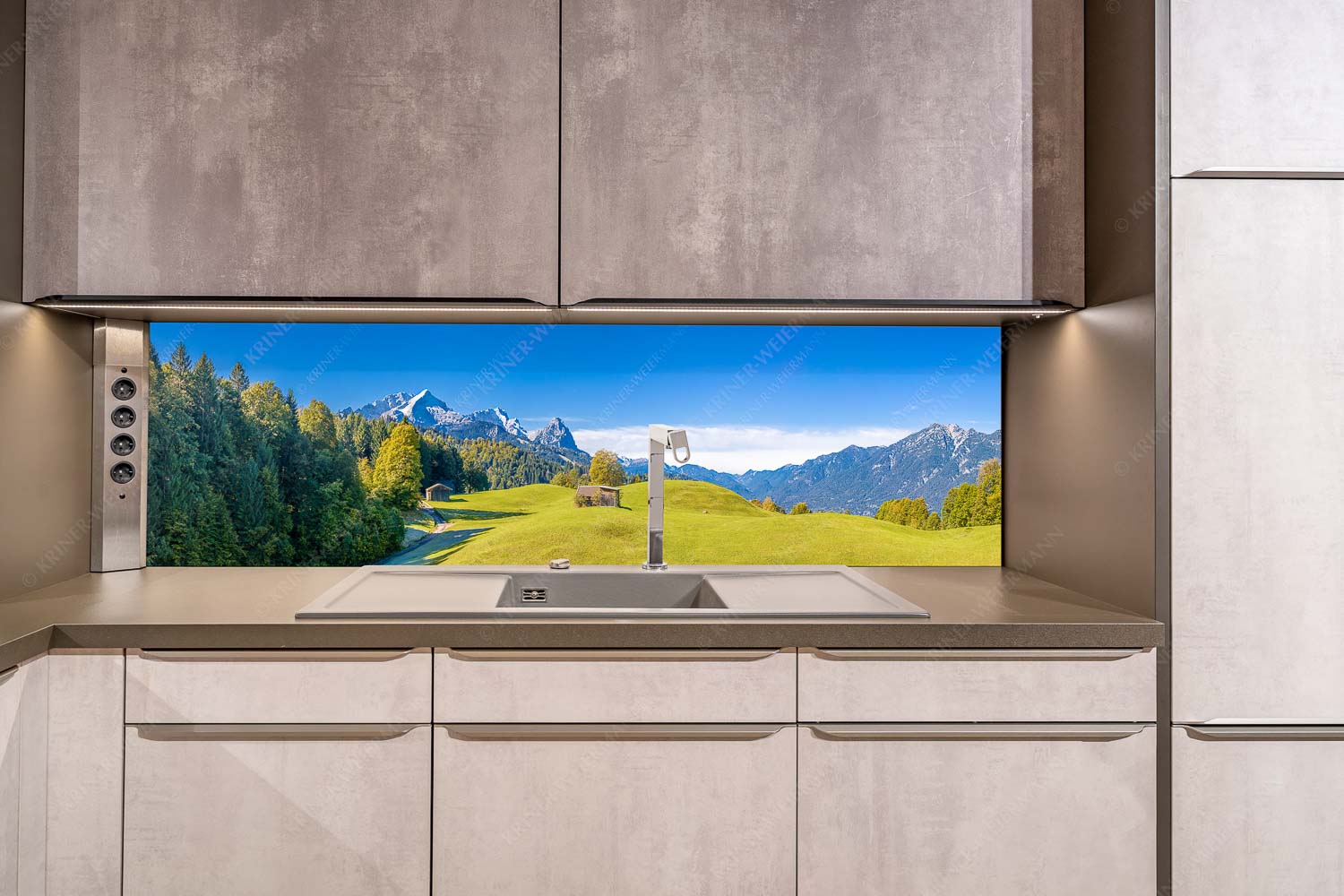 Herbstanfang – Küchenrückwand – Größe ca. 200x50cm, Seitenverhältnis ca: 4:1 — Alpspitze Zugspitze Waxenstein Wiesen bei Wamberg mit Blick zum Zugspitzmassiv - Herbstanfang - Küchenrückwand - Größe ca. 200x50cm, Seitenverhältnis ca: 4:1 - Alpspitze Zugspitze Waxenstein - weitere Infos unter https://www.kriner-weiermann.de