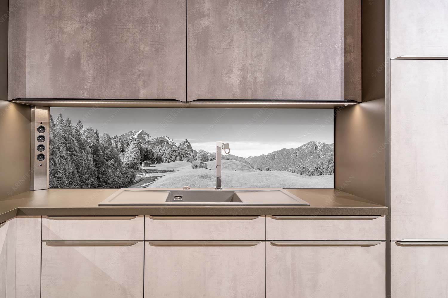 Herbstanfang – Küchenrückwand – Größe ca. 200x50cm, Seitenverhältnis ca: 4:1 — Alpspitze Zugspitze Waxenstein Wiesen bei Wamberg mit Blick zum Zugspitzmassiv - Herbstanfang - Küchenrückwand - Größe ca. 200x50cm, Seitenverhältnis ca: 4:1 - Alpspitze Zugspitze Waxenstein - weitere Infos unter https://www.kriner-weiermann.de
