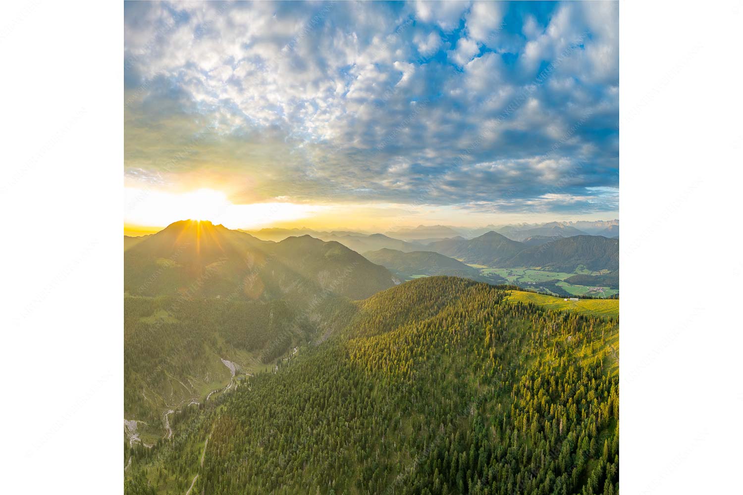 Sonnenaufgang über Benediktenwand mit Jachenau und Walchensee