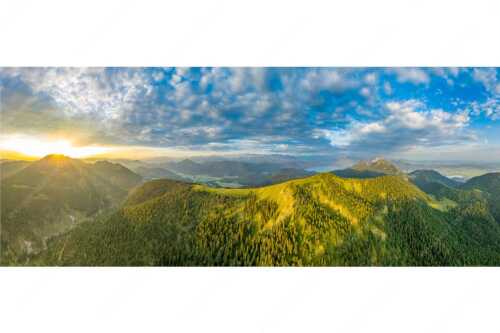 Sonnenaufgang über Benediktenwand mit Jachenau und Walchensee - Licht über dem Land - Seitenverhältnis 2,5:1 - Hirschhörnlkopf Pfundalm Benediktenwand - weitere Infos unter https://www.kriner-weiermann.de