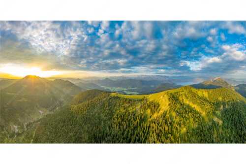 Sonnenaufgang über Benediktenwand mit Jachenau und Walchensee - Licht über dem Land - Seitenverhältnis 2:1 - Hirschhörnlkopf Pfundalm Benediktenwand - weitere Infos unter https://www.kriner-weiermann.de