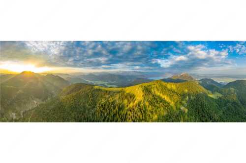 Sonnenaufgang über Benediktenwand mit Jachenau und Walchensee - Licht über dem Land - Seitenverhältnis 3:1 - Hirschhörnlkopf Pfundalm Benediktenwand - weitere Infos unter https://www.kriner-weiermann.de