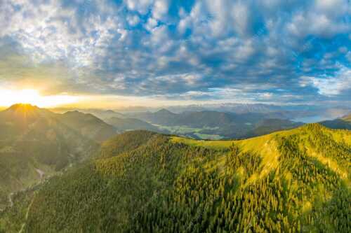 Sonnenaufgang über Benediktenwand mit Jachenau und Walchensee - Licht über dem Land - Seitenverhältnis 3:2 - Hirschhörnlkopf Pfundalm Benediktenwand - weitere Infos unter https://www.kriner-weiermann.de