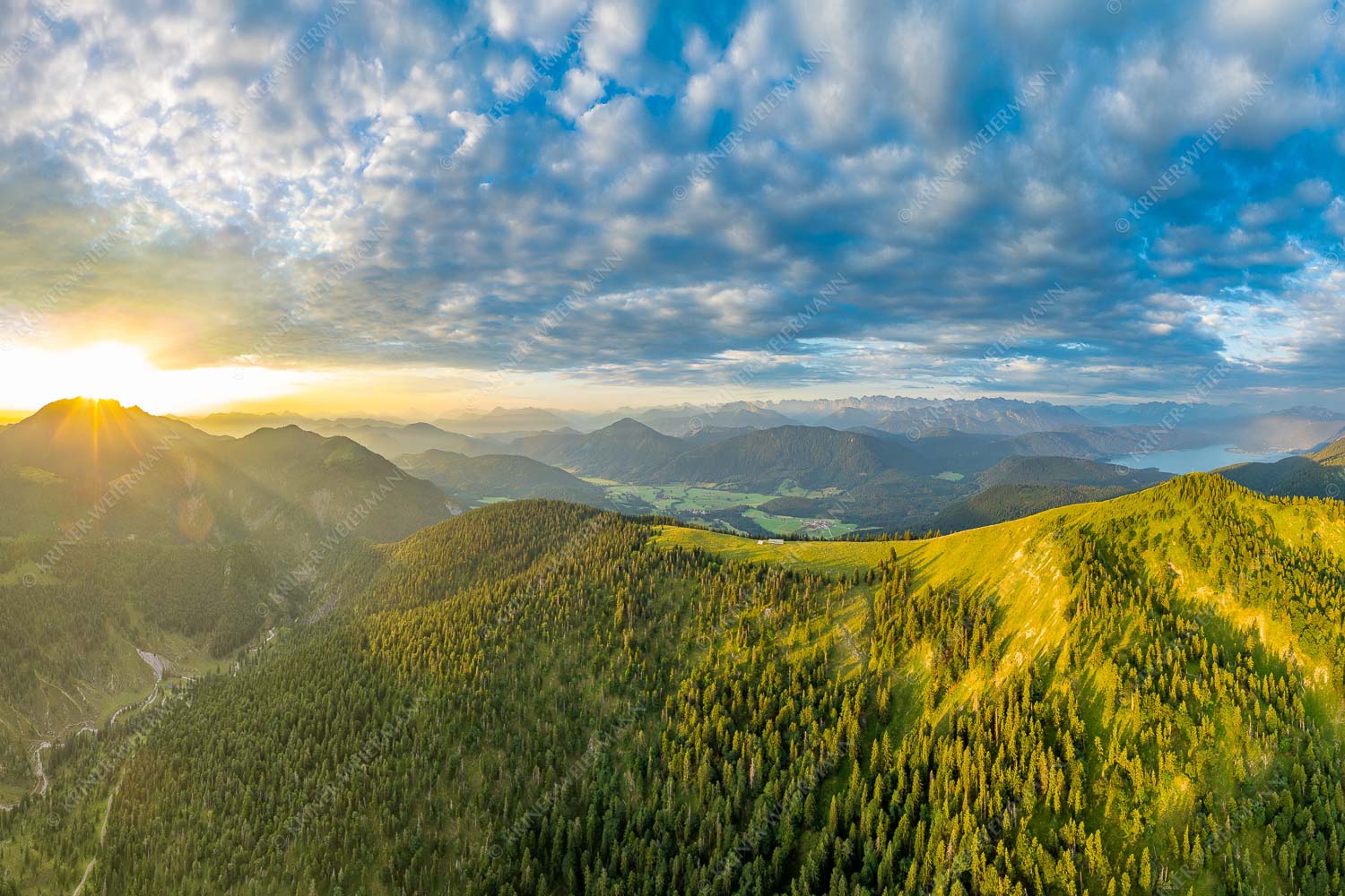 Sonnenaufgang über Benediktenwand mit Jachenau und Walchensee - Licht über dem Land - Seitenverhältnis 3:2 - Hirschhörnlkopf Pfundalm Benediktenwand - weitere Infos unter https://www.kriner-weiermann.de