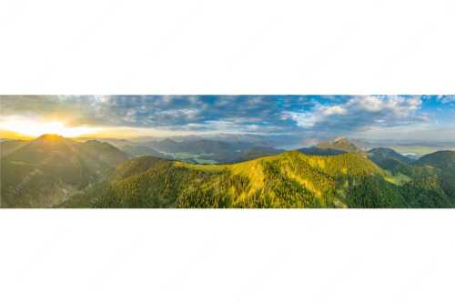 Sonnenaufgang über Benediktenwand mit Jachenau und Walchensee - Licht über dem Land - Seitenverhältnis 4:1 - Hirschhörnlkopf Pfundalm Benediktenwand - weitere Infos unter https://www.kriner-weiermann.de
