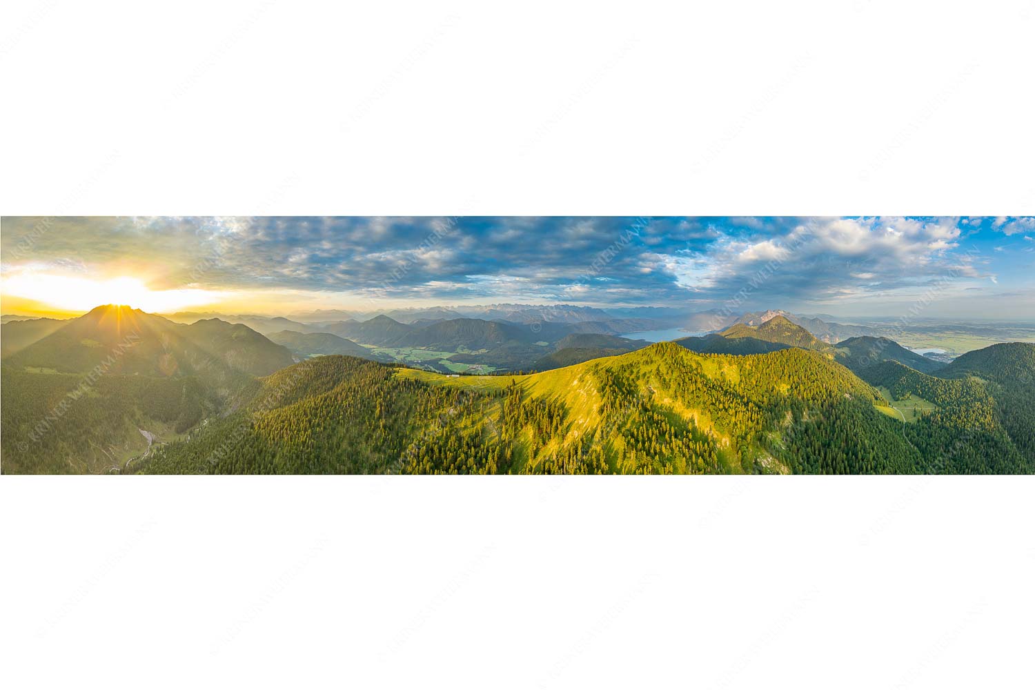 Sonnenaufgang über Benediktenwand mit Jachenau und Walchensee - Licht über dem Land - Seitenverhältnis 4:1 - Hirschhörnlkopf Pfundalm Benediktenwand - weitere Infos unter https://www.kriner-weiermann.de