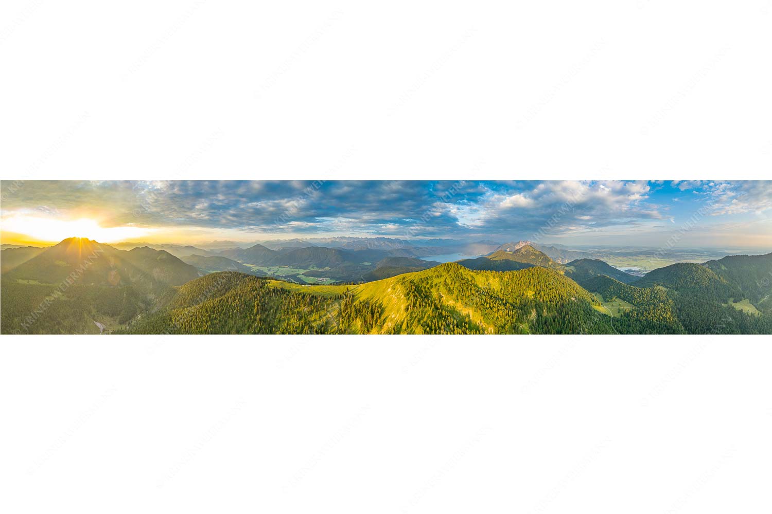 Sonnenaufgang über Benediktenwand mit Jachenau und Walchensee - Licht über dem Land - Seitenverhältnis 5:1 - Hirschhörnlkopf Pfundalm Benediktenwand - weitere Infos unter https://www.kriner-weiermann.de