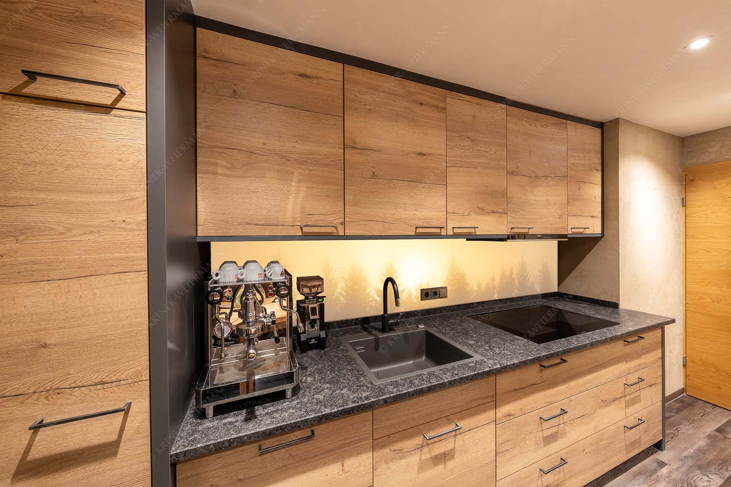 Sonnenaufgang im Nebel - Lichtwerden - Küchenspiegel - Größe ca. 270x54cm, Seitenverhältnis 5:1 - Sonne Nebel Wald - weitere Infos unter https://www.kriner-weiermann.de