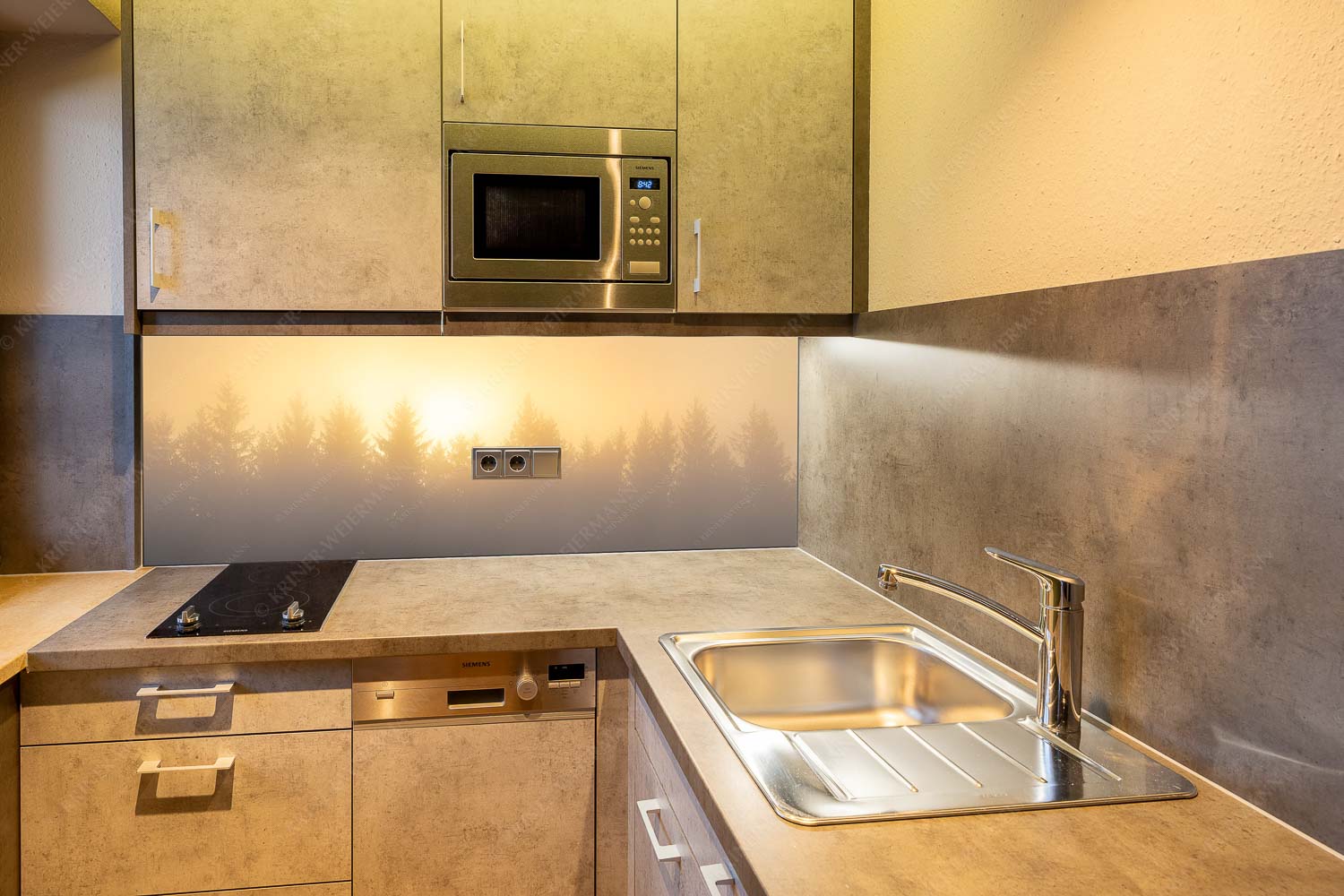 Lichtwerden – Küchenrückwand – Größe ca. 150x60cm, Seitenverhältnis 2,5:1 — Sonne Nebel Wald Sonnenaufgang im Nebel - Lichtwerden - Küchenrückwand - Größe ca. 150x60cm, Seitenverhältnis 2,5:1 - Sonne Nebel Wald - weitere Infos unter https://www.kriner-weiermann.de