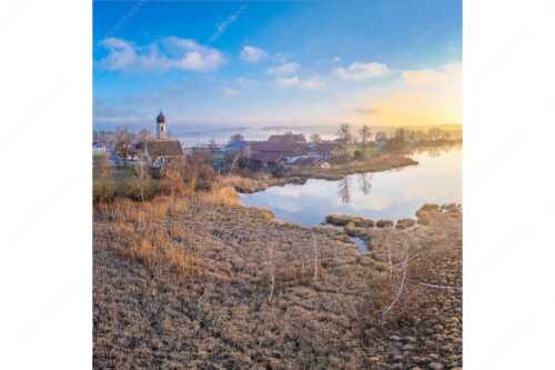 Blick über den Froschhauser See in den Sonnenaufgang - Morgens in Froschhausen - Seitenverhältnis 1:1 - Froschhausener See mit Kirche - weitere Infos unter https://www.kriner-weiermann.de