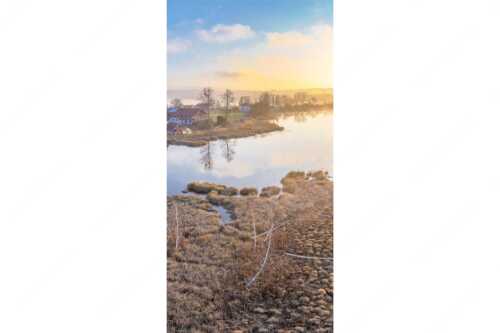 Blick über den Froschhauser See in den Sonnenaufgang - Morgens in Froschhausen - Seitenverhältnis 1:2 - Froschhausener See mit Kirche - weitere Infos unter https://www.kriner-weiermann.de