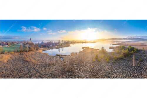 Blick über den Froschhauser See in den Sonnenaufgang - Morgens in Froschhausen - Seitenverhältnis 2,5:1 - Froschhausener See mit Kirche - weitere Infos unter https://www.kriner-weiermann.de