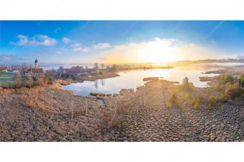 Blick über den Froschhauser See in den Sonnenaufgang - Morgens in Froschhausen - Seitenverhältnis 2:1 - Froschhausener See mit Kirche - weitere Infos unter https://www.kriner-weiermann.de