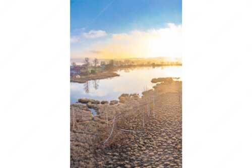 Blick über den Froschhauser See in den Sonnenaufgang - Morgens in Froschhausen - Seitenverhältnis 2:3 - Froschhausener See mit Kirche - weitere Infos unter https://www.kriner-weiermann.de