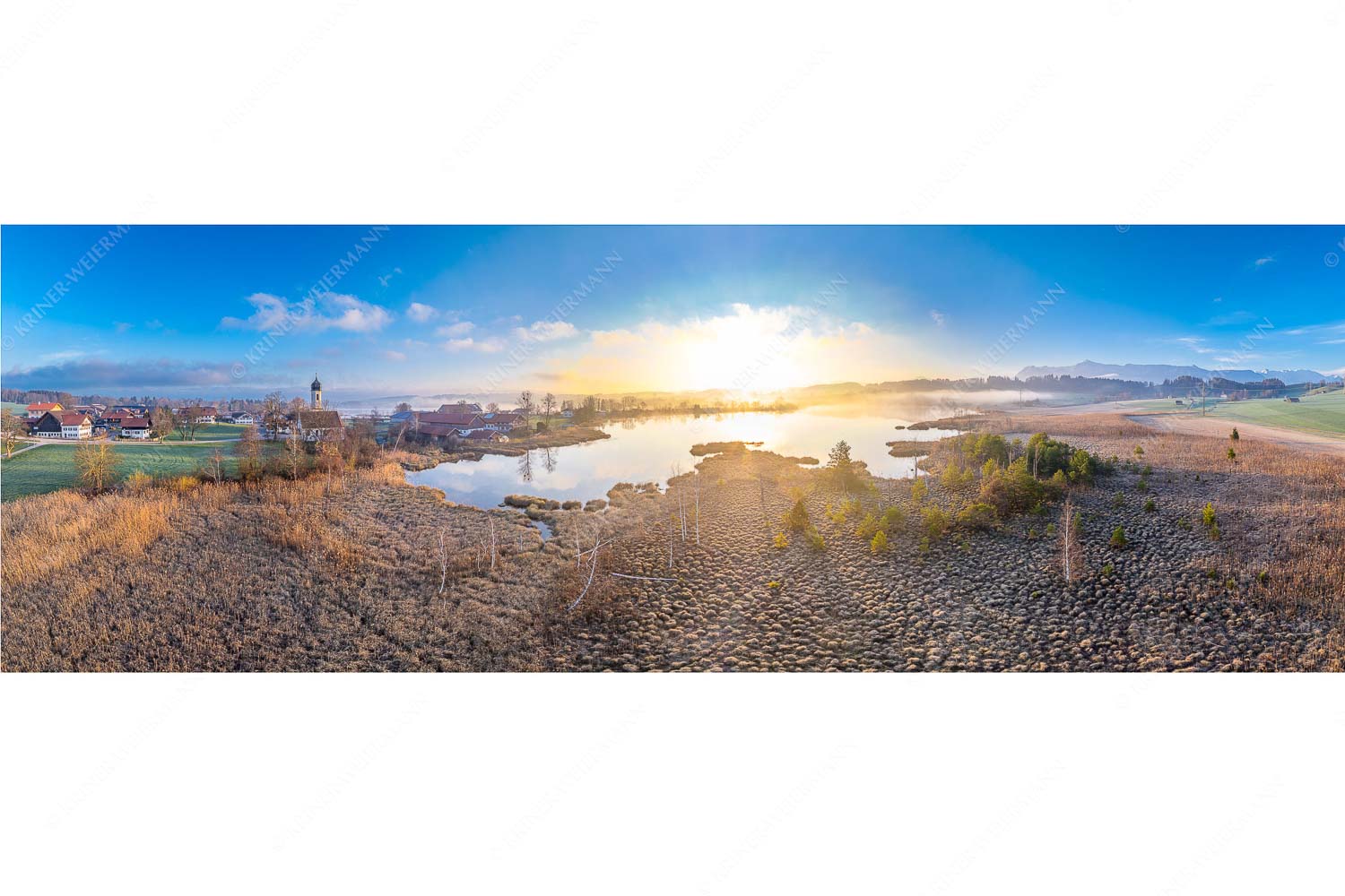 Morgens in Froschhausen – Seitenverhältnis 3:1 — Froschhausener See mit Kirche Blick über den Froschhauser See in den Sonnenaufgang