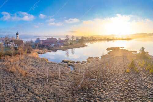 Blick über den Froschhauser See in den Sonnenaufgang - Morgens in Froschhausen - Seitenverhältnis 3:2 - Froschhausener See mit Kirche - weitere Infos unter https://www.kriner-weiermann.de