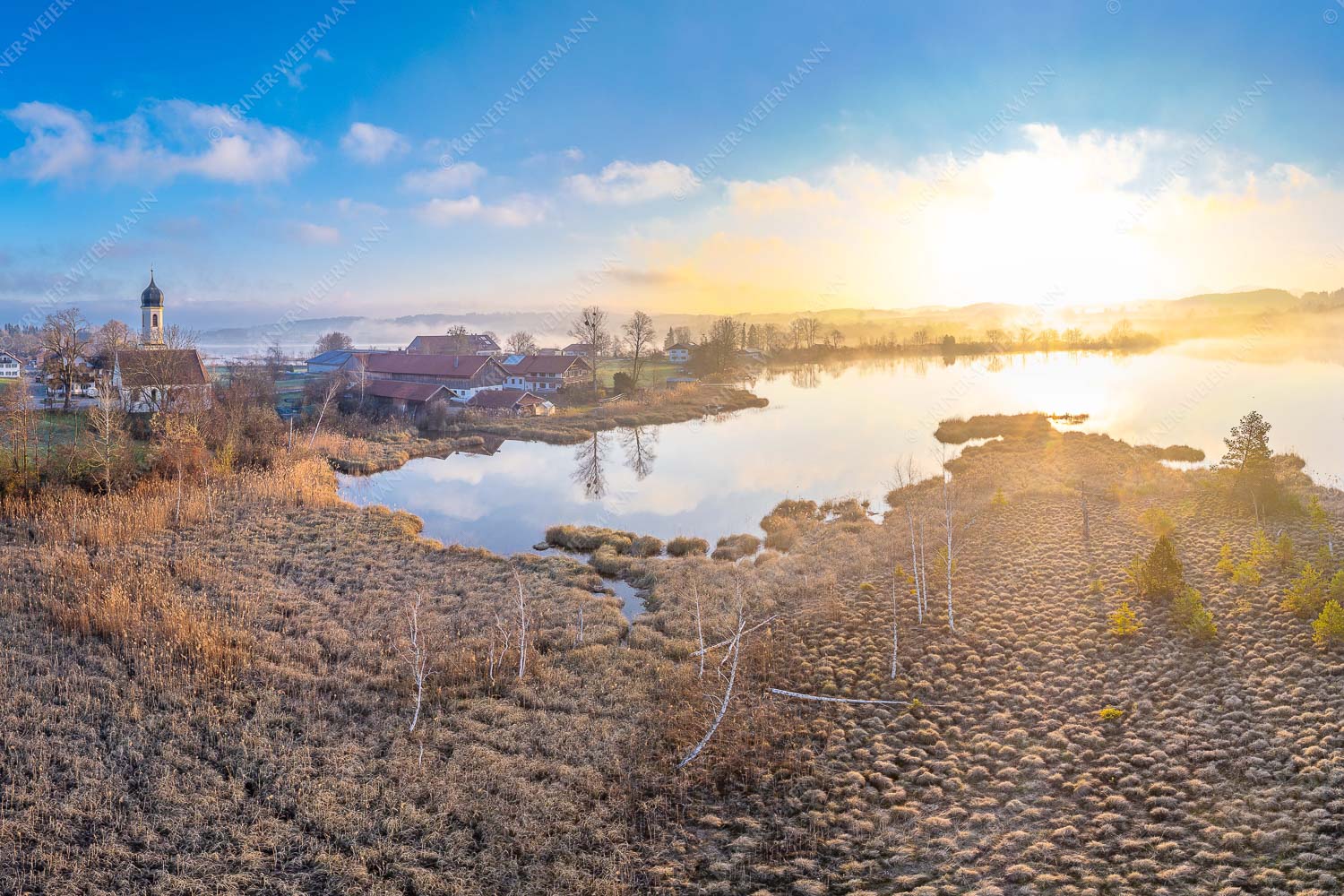 Blick über den Froschhauser See in den Sonnenaufgang - Morgens in Froschhausen - Seitenverhältnis 3:2 - Froschhausener See mit Kirche - weitere Infos unter https://www.kriner-weiermann.de