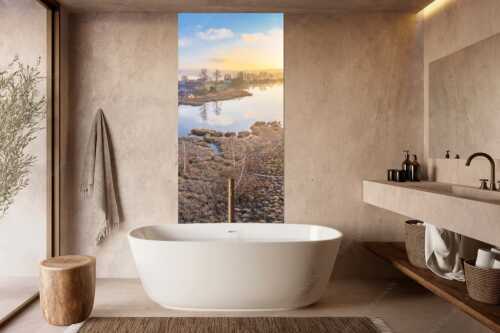 Blick über den Froschhauser See in den Sonnenaufgang - Morgens in Froschhausen - Wandbild - Größe ca. 100x200cm, Seitenverhältnis 1:2 - Froschhausener See mit Kirche - weitere Infos unter https://www.kriner-weiermann.de