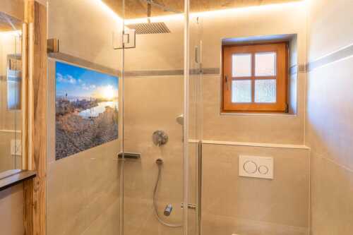 Blick über den Froschhauser See in den Sonnenaufgang - Morgens in Froschhausen - Glasbild - Größe ca. 120x80cm, Seitenverhältnis 3:2 - Froschhausener See mit Kirche - weitere Infos unter https://www.kriner-weiermann.de