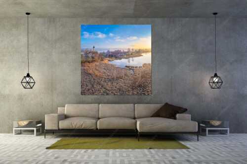 Blick über den Froschhauser See in den Sonnenaufgang - Morgens in Froschhausen - Wandbild - Größe ca. 160x160cm, Seitenverhältnis 1:1 - Froschhausener See mit Kirche - weitere Infos unter https://www.kriner-weiermann.de