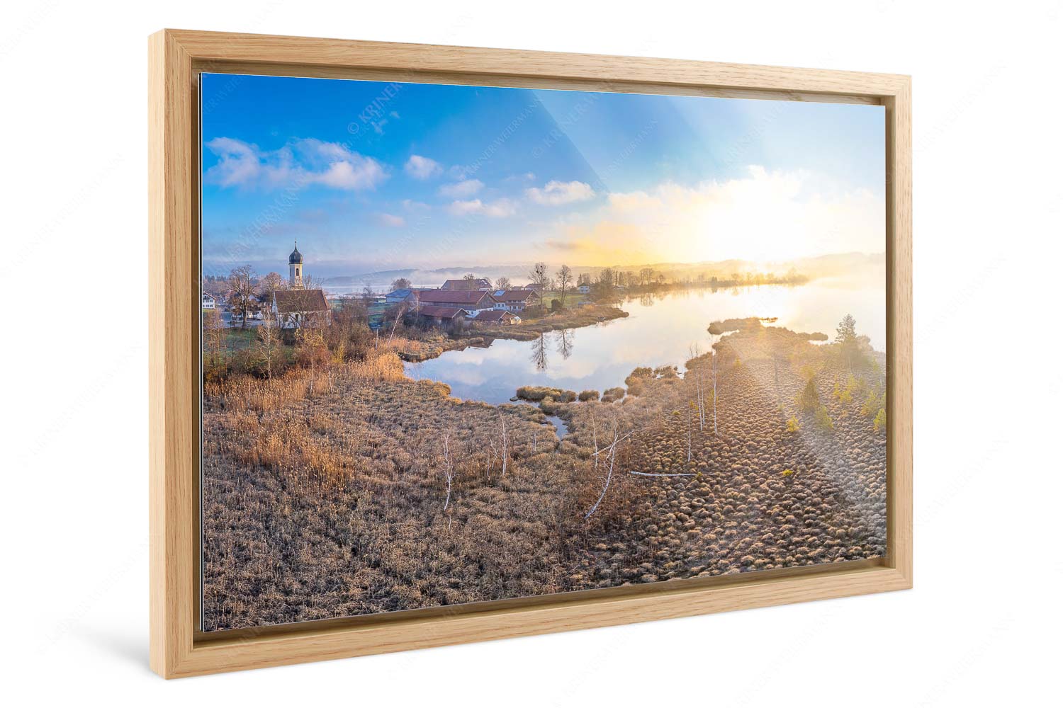 Morgens in Froschhausen – Foto im Schattenfugen-Rahmen, Seitenverhältnis 3:2 — Froschhausener See mit Kirche Blick über den Froschhauser See in den Sonnenaufgang - Morgens in Froschhausen - Foto im Schattenfugen-Rahmen, Seitenverhältnis 3:2 - Froschhausener See mit Kirche - weitere Infos unter https://www.kriner-weiermann.de