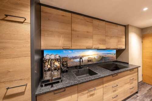 Blick über den Froschhauser See in den Sonnenaufgang - Morgens in Froschhausen - Küchenspiegel - Größe ca. 270x54cm, Seitenverhältnis 5:1 - Froschhausener See mit Kirche - weitere Infos unter https://www.kriner-weiermann.de