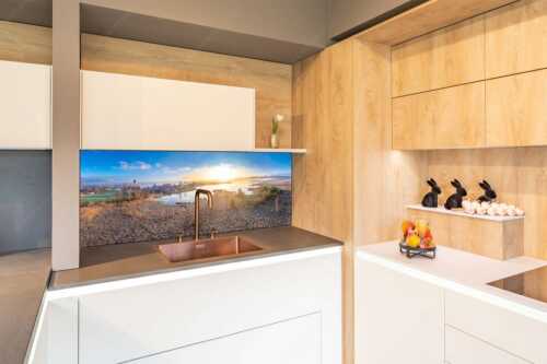 Blick über den Froschhauser See in den Sonnenaufgang - Morgens in Froschhausen - Küchenrückwand - Größe ca. 150x60cm, Seitenverhältnis 2,5:1 - Froschhausener See mit Kirche - weitere Infos unter https://www.kriner-weiermann.de