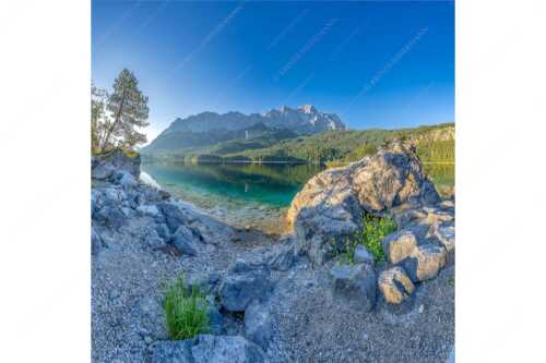 Blick über den Eibsee zur Zugspitze - Ruhe vor dem Sturm - Seitenverhältnis 1:1 - Eibsee Zugspitze Wetterstein - weitere Infos unter https://www.kriner-weiermann.de
