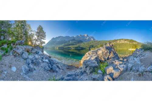 Blick über den Eibsee zur Zugspitze - Ruhe vor dem Sturm - Seitenverhältnis 2,5:1 - Eibsee Zugspitze Wetterstein - weitere Infos unter https://www.kriner-weiermann.de