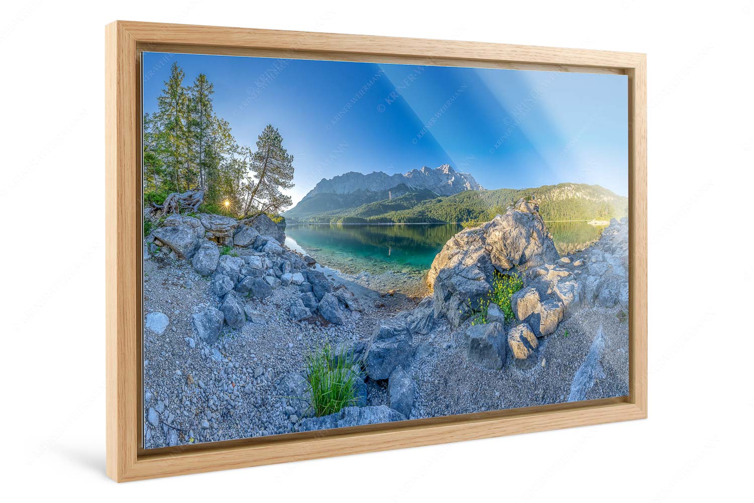 Ruhe vor dem Sturm – Foto im Schattenfugen-Rahmen, Seitenverhältnis 3:2 — Eibsee Zugspitze Wetterstein Blick über den Eibsee zur Zugspitze - Ruhe vor dem Sturm - Foto im Schattenfugen-Rahmen, Seitenverhältnis 3:2 - Eibsee Zugspitze Wetterstein - weitere Infos unter https://www.kriner-weiermann.de