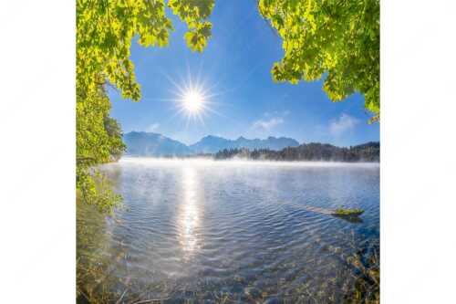 Morgennebel über dem Barmsee mit Karwendel-Silhouette - Uferleuchten - Seitenverhältnis 1:1 - Barmsee Karwendel - weitere Infos unter https://www.kriner-weiermann.de