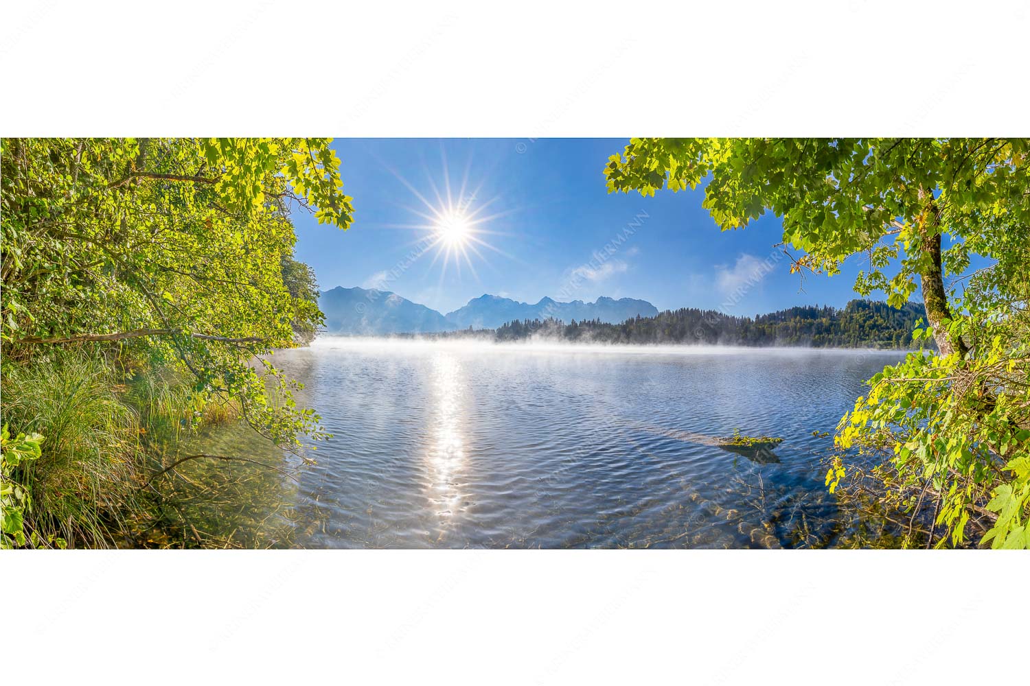 Morgennebel über dem Barmsee mit Karwendel-Silhouette