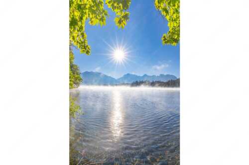 Morgennebel über dem Barmsee mit Karwendel-Silhouette - Uferleuchten - Seitenverhältnis 2:3 - Barmsee Karwendel - weitere Infos unter https://www.kriner-weiermann.de