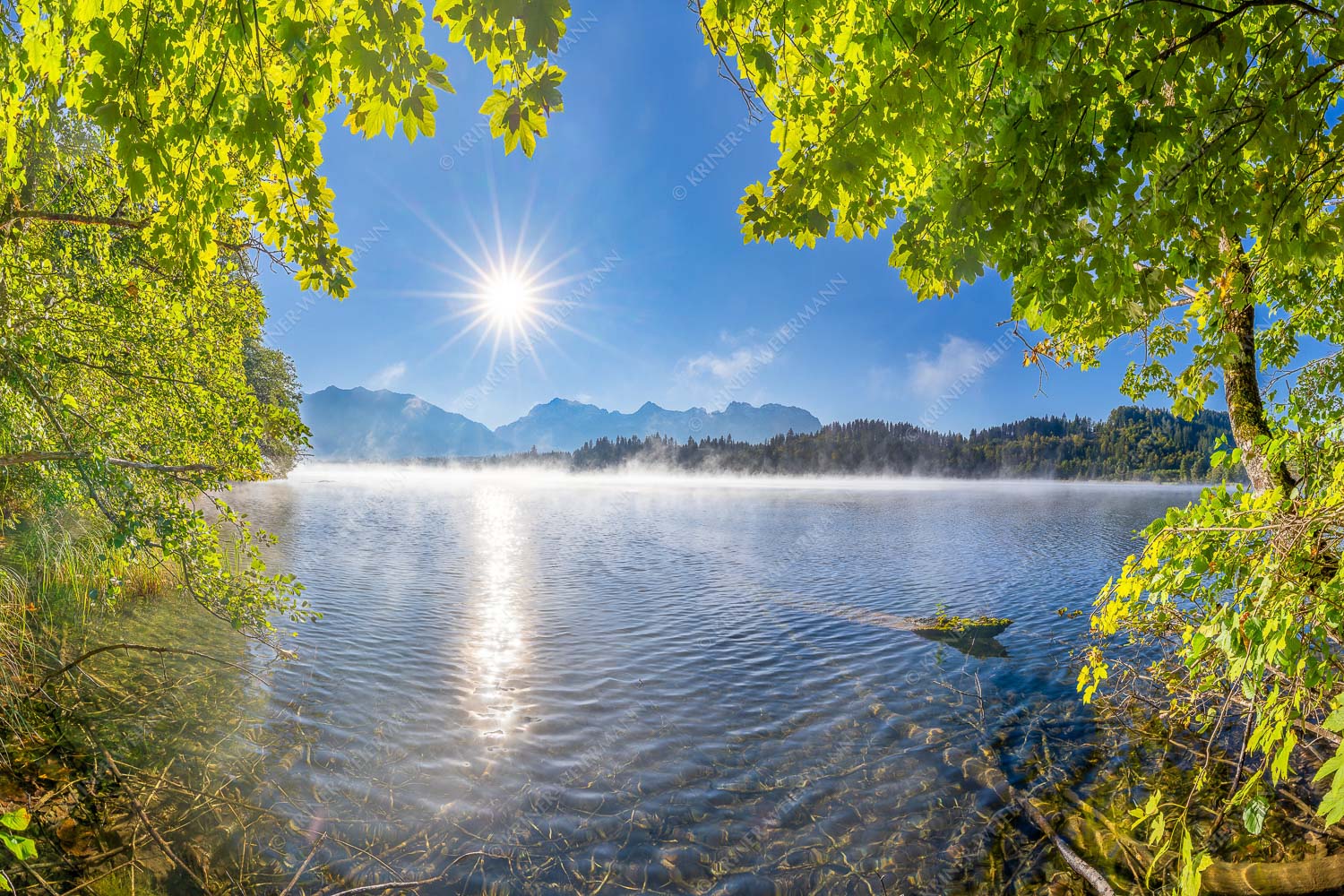 Morgennebel über dem Barmsee mit Karwendel-Silhouette - Uferleuchten - Seitenverhältnis 3:2 - Barmsee Karwendel - weitere Infos unter https://www.kriner-weiermann.de