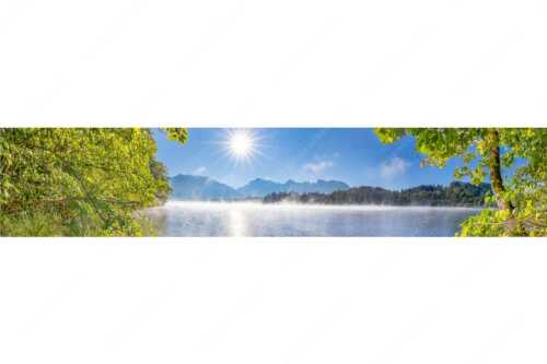 Morgennebel über dem Barmsee mit Karwendel-Silhouette - Uferleuchten - Seitenverhältnis 5:1 - Barmsee Karwendel - weitere Infos unter https://www.kriner-weiermann.de