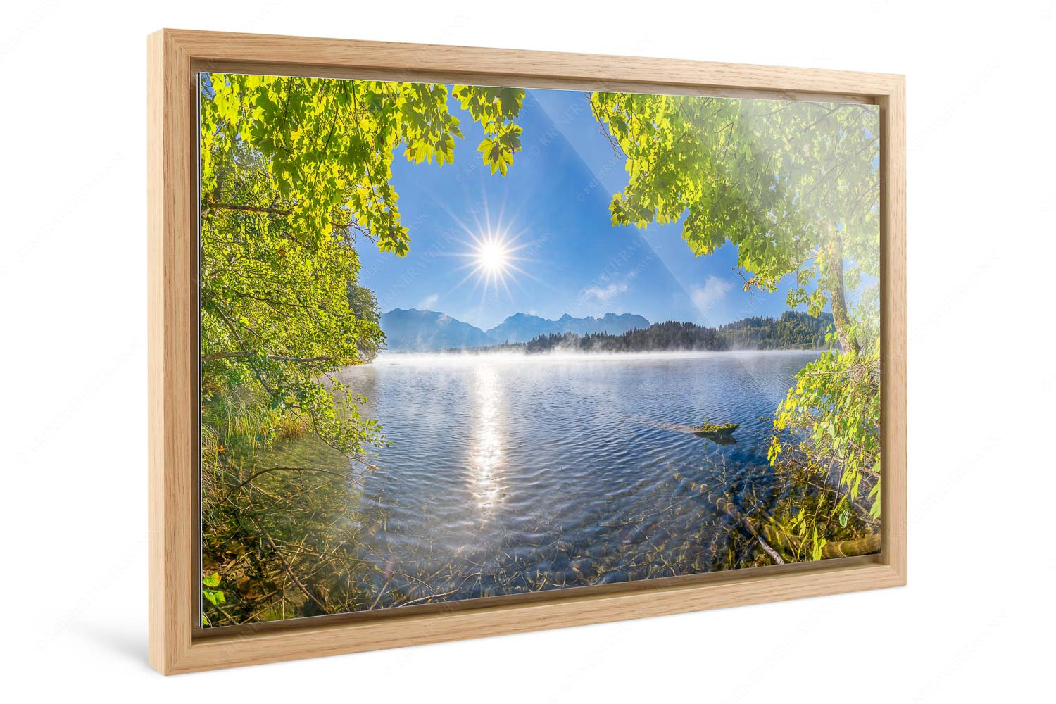 Uferleuchten – Foto im Schattenfugen-Rahmen, Seitenverhältnis 3:2 — Barmsee Karwendel Morgennebel über dem Barmsee mit Karwendel-Silhouette - Uferleuchten - Foto im Schattenfugen-Rahmen, Seitenverhältnis 3:2 - Barmsee Karwendel - weitere Infos unter https://www.kriner-weiermann.de